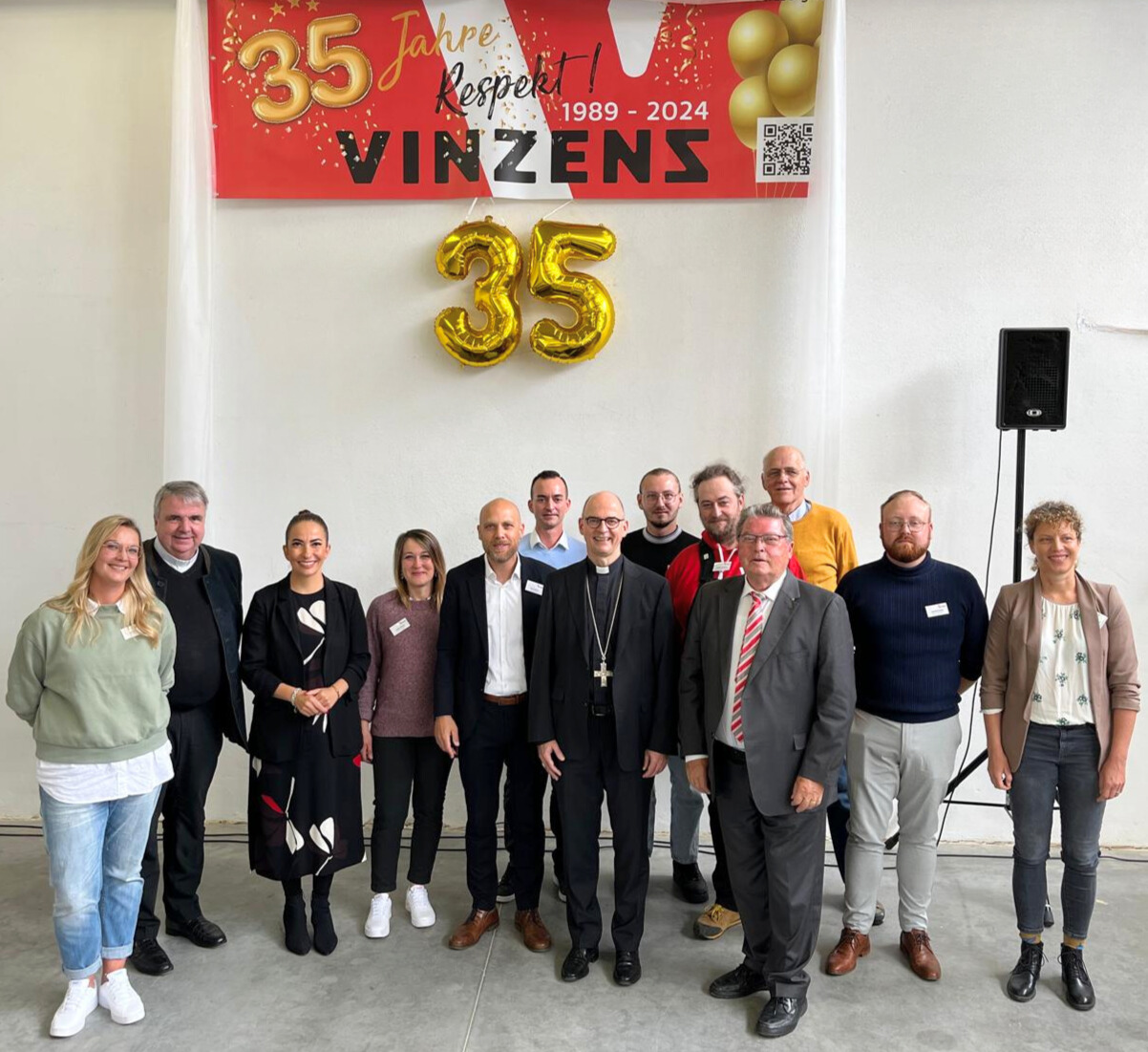 Auf dem Gruppenbild sind zu sehen: Anja Philipp (BL Vinzenz Gebäudereinigung), Domkapitular Monsignore Clemens Bieber, Dr. Hülya Düber (Sozialreferentin der Stadt Würzburg), Teresa Hohloch (stellv. BL Vinzenz Gebäudereinigung), Georg Sperrle (GF Vinzenz Würzburg), Michael Herrmann (BL Vinzenz Wäscherei), Bischof Dr. Franz Jung, Daniel Kohl (stellv. BL Vinzenz Wäscherei), Matthias Eichhorn (BL Vinzenz GaLa Bau), Dr. Adolf Bauer (ehem. Aufsichtsratvorsitzender), Thomas Oehrlein (ehem. GF Vinzenz Würzburg), Sebastian Kaduk (stellv. BL Vinzenz GaLa Bau), Sonja Reeg (Betriebl. Sozialarbeit Vinzenz Würzburg)